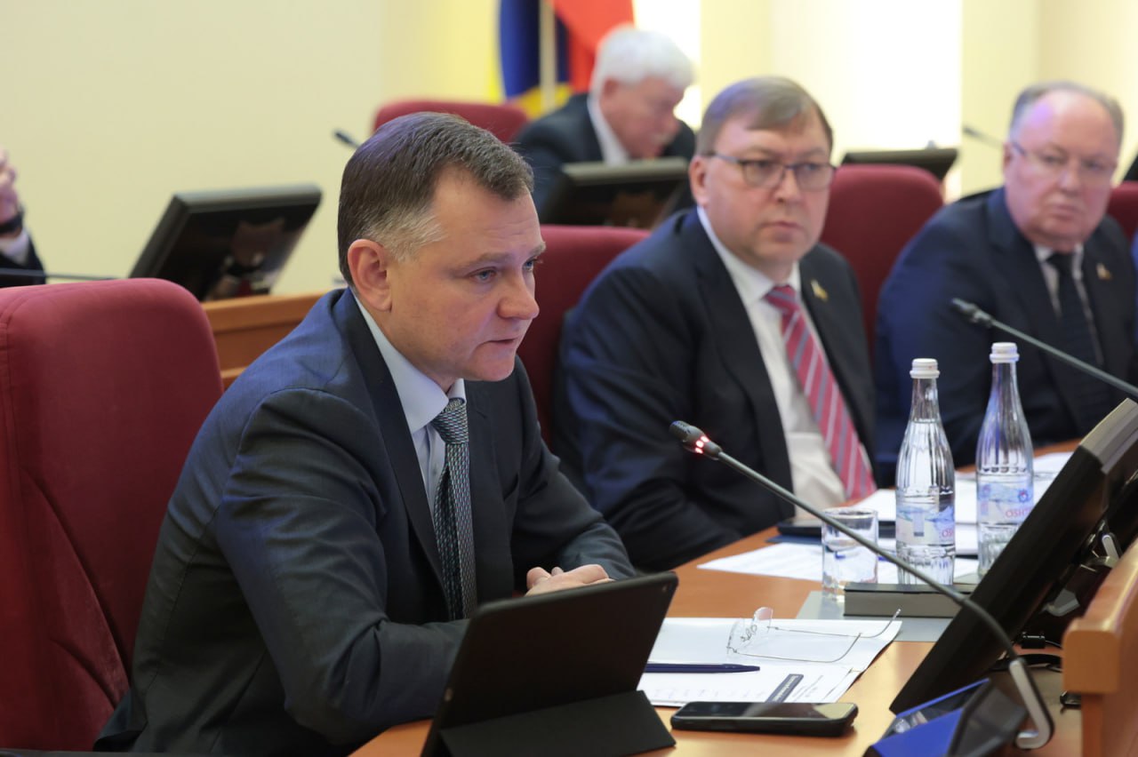 Система брутто контрактов начнет работать с 2026 года в Ростовской области Сегодня на заседании Заксобрания Ростовской области глава региона Юрий Слюсарь сообщил депутатам об изменениях в организации перевозок в садоводческие товарищества По словам губернатора данная мера поможет нормализовать пассажирские автоперевозки на муниципальных маршрутах Что касается садовых товариществ это одна из наиболее острых тем там действительно десятки тысяч людей не могут уехать И несмотря на дефицит бюджетных ресурсов правительство приняло решение что в 2026 году мы переходим на контрактную систему перевозок пассажиров по маршрутам садоводческих товариществ Это касается значительного количества жителей Ростовской области сказал Юрий Слюсарь Южная служба новостей