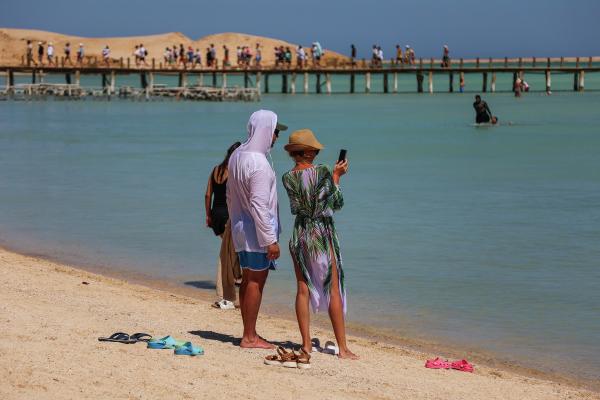 В Израиле заявили о готовности принять около 150 тысяч туристов из России в 2026 году Страна остаётся одним из ключевых рынков Улучшение ситуации в регионе и расширение маршрутной сети создают условия для восстановления интереса путешественников отметил гендиректор министерства туризма еврейского государства Михаэль Ицхаков В лучшие допандемийные годы Израиль принимал более 350 тысяч российских туристов и мы активно работаем над возвращением к этим показателям сказал он в беседе с ТАСС Подписаться на Говорит Москва Telegram VK MAX