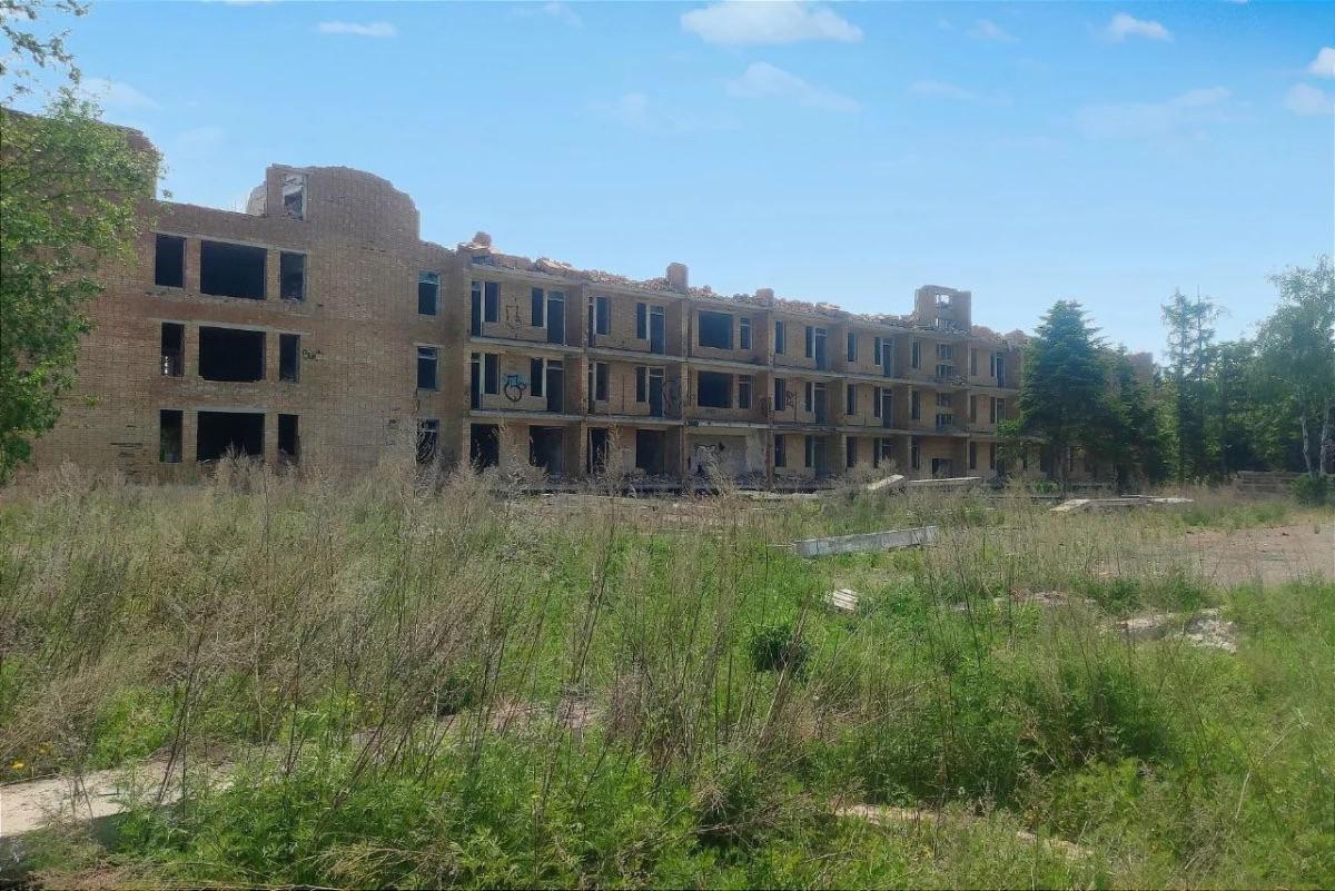 Санаторий Садгород окончательно передан государству Арбитражный суд Дальневосточного округа оставил в силе решения нижестоящих инстанций о возвращении санаторно курортного комплекса во Владивостоке в федеральную собственность Суд отклонил шесть кассационных жалоб поданных участниками спора Материалы дела подробно восстанавливают историю владения имуществом санатория Садгород Согласно представленным документам в 1992 году было создано АО Приморские курорты в составе Дальневосточного объединения санаторно курортных учреждений профсоюзов Дальвостоккурорт План приватизации утвержденный в тот же период включал санаторий Садгород и комплекс его зданий в перечень имущества подлежащего приватизации Территория и имущественный комплекс кочевали от собственника к собственнику с начала двухтысячных пока в феврале 2022 не оказались в руках ООО СЗ Орион Подписывайтесь на РБК Восток