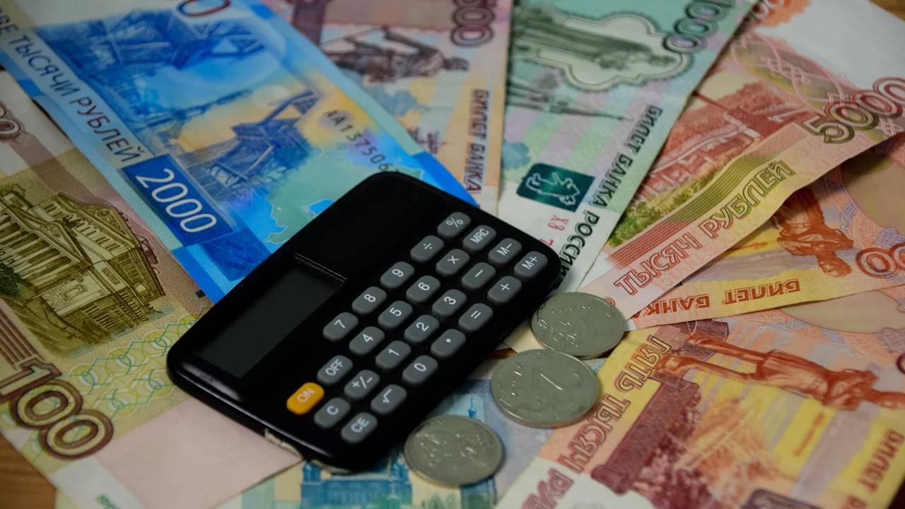 Пенсионерам Челябинской области компенсируют взносы за капитальный ремонт Социальной поддержке пенсионеров в регионе уделяют особое внимание Одним из новых направлений станет компенсация взносов за капитальный ремонт общего имущества в многоквартирных домах В министерстве социальных отношений Челябинской области рассказали как можно оформить помощь Компенсация взносов за капитальный ремонт может быть предоставлена Одиноко проживающим неработающим пенсионерам в возрасте 70 лет и старше Неработающим пенсионерам в возрасте 70 лет и старше проживающим совместно с неработающими гражданами старше 70 лет и или инвалидами Для получения компенсации пенсионеры должны быть собственниками жилого помещения В 2025 году минимальный размер взноса на капитальный ремонт составляет 13 92 рубля за квадратный метр Размер компенсации рассчитывается с учетом регионального стандарта нормативной площади жилого помещения Для оформления компенсации пенсионерам необходимо подать заявление в управление социальной защиты населения по месту жительства Вести Южный Урал Челябинск