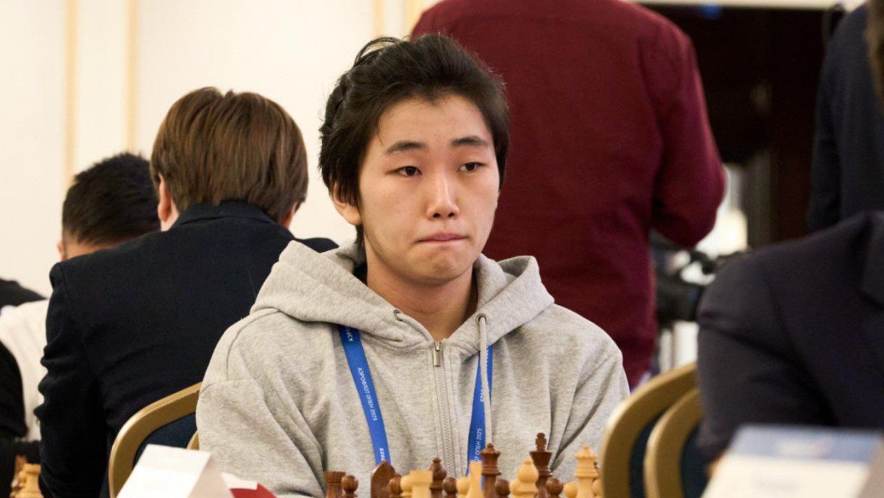 Звание международного гроссмейстера завоевал шахматист из Бурятии 18 летний шахматист из Бурятии Эрдэм Хубукшанов завоевал звание международного гроссмейстера на Кубке президента Таджикистана В Душанбе он набрал недостающие пункты рейтинга ЭЛО и получил заветное звание поделилась президент Федерации шахмат РБ Инна Ивахинова Путь к этому титулу всегда сложен Для его получения необходимо выполнить три гроссмейстерских балла в трех международных турнирах и достичь рейтинга в 2500 пунктов что требует участия в десятках и даже сотнях серьезных турниров Эрдэм уже имел три гроссмейстерских балла и теперь ему удалось планомерно набрать рейтинг говорится в сообщении Эрдэм стал самым молодым международным гроссмейстером Бурятии В республике такое же звание уже имеют Антон Шомоев Батор Самбуев Жамсаран Цыдыпов и Инна Ивахинова женский международный гроссмейстер Всех их тренировал ведущий международный мастер Тимур Иванов   гордимся   Канал Ариг Ус в MAX