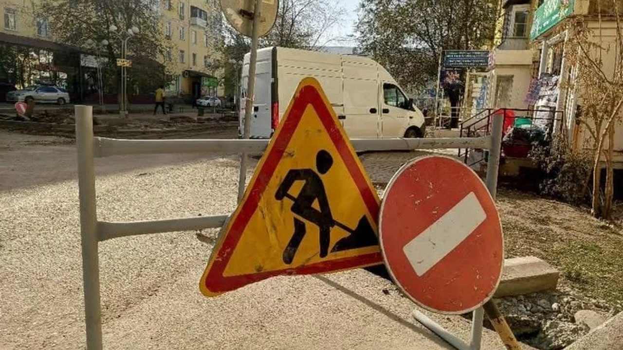 В Усть Каменогорске продали аллею Деревья спилили место под магазин Земельный участок на городской аллее в Усть Каменогорске оказывается передали в частную собственность Об этом местные жители узнали когда на ней начали пилить деревья Утром 18 октября пока многие из жильцов окрестных домов спали какие то люди начали пилить деревья на одной из городских аллей которая расположена возле оптовки на проспекте Назарбаева 8 1 На место приехали общественники и журналисты однако им не ответили кто тут вырубает и зачем В акимате уже после скандала в социальных сетях сообщили что ещё не старые деревья убирают в рамках проведения благоустройства зелёной зоны Однако многие из горожан в соцсетях почувствовали подвох и оказались правы В официальном государственном источнике геопортале Восточного Казахстана отмечено что место на аллее уже продано частному лицу под строительство магазина Читать материал целиком по клику Читать материал на сайте Фото Орда t me orda kz