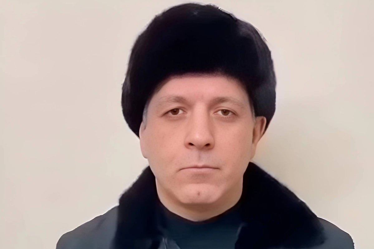 Конец эпохи В Екатеринбурге задержали последнего вора в законе региона Георгий Акоев больше известный как Гия Свердловский больше не на свободе об этом сообщают местные СМИ Операция по задержанию криминального авторитета длилась три часа из личного офиса Гию вывели вместе с тремя подельниками Будучи племянником еще одного криминального авторитета Аслана Усояна известного как Дед Хасан Гия получил статус вора в законе еще в колонии Отсидел 11 лет вышел вернулся но как оказалось ненадолго Теперь у Гии снова длительная командировка Место колония особого режима   Подпишитесь на Абзац TG VK Дзен MAX Rutube