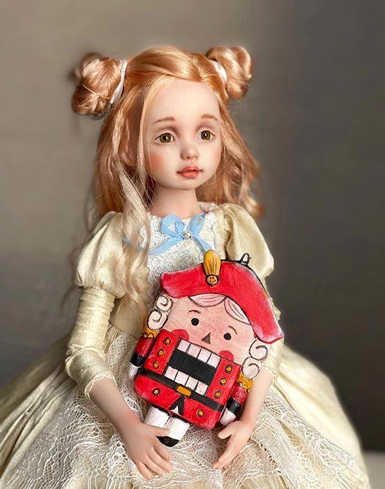 Волшебство зимних сказок в музее усадьбе Люблино 6 В декабре в музее усадьбе Люблино гостям напомнят о трех сказках Городок в табакерке Черная курица или Подземные жители Щелкунчик и Мышиный король На выставке покажут как эти истории видят художники создающие кукол и авторских мишек режиссеры спектаклей и кино иллюстраторы книг и мультфильмов Выставка пройдет при поддержке секции художественной куклы Творческого союза художников декоративно прикладного искусства Посетить выставку можно по входному билету во дворец Дурасова Даты 2 декабря 2025 года 28 февраля 2026 го Адрес Летняя улица дом 1 строение 1