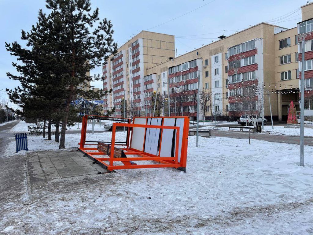 Современные стеклянные остановки в Петропавловске заменят на тёплые павильоны  В Петропавловске начали демонтаж стеклянных остановок, которые всего 10 лет назад установили как современное решение для общественного транспорта, передаёт Петропавловск.news  О планах заменить 100 остановочных павильонов рассказал аким города Серик Мухамедиев ещё в начале августа.  Тогда же он упомянул, что пришлось провести не один конкурс, чтобы определить подрядчика, который установит тёплые крытые павильоны взамен стеклянных. И вот, в начале декабря в городе начали снос старых павильонов по улице Жамбыла.  Как отмечают в издании, эти остановки не прослужили и 10 лет, однако каждая из них обошлась бюджету почти в миллион тенге. И это без учёта тех средств, которые потратили на их восстановление после многочисленных нападок вандалов.  Фото: Петропавловск.news    /CentralMediaNews