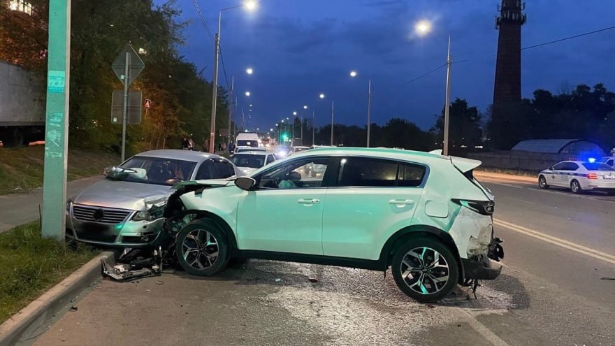 Два человека пострадали в массовом ДТП на Левом берегу  Авария произошла вчера у дома №13 на улице Урывского. 29-летний водитель грузовика влетел в Kia Sportage, которая стояла на перекрёстке. От удара Kia выехала на встречку и врезалась в Volkswagen.  В ДТП пострадали водители легковушек. Оказалось, что парень за рулём грузовика был пьян.   Большой воронежский. Подписаться