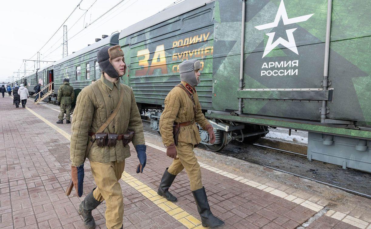 В Тулу прибудет агитационный поезд Минобороны 21 апреля на Московский вокзал прибудет агитационный поезд Министерства обороны РФ с акцией «Единство в памяти. Сила в подвиге!». Поезд возглавляет генерал-майор Михаил Баитов. Время прибытия поезда — 8 часов 15 минут. В составе поезда — четыре платформы с образцами трофейной техники и восемь тематических вагонов с экспозициями, посвященными 80-летию Победы в Великой Отечественной войне. В полдень поезд отправится дальше по маршруту — в Рязань. Праздничные мероприятия начнутся с торжественного митинга и далее все желающие могут ознакомиться с выставками, представленными в вагонах поезда. На площадке будет работать полевая кухня и выступят творческие коллективы.
