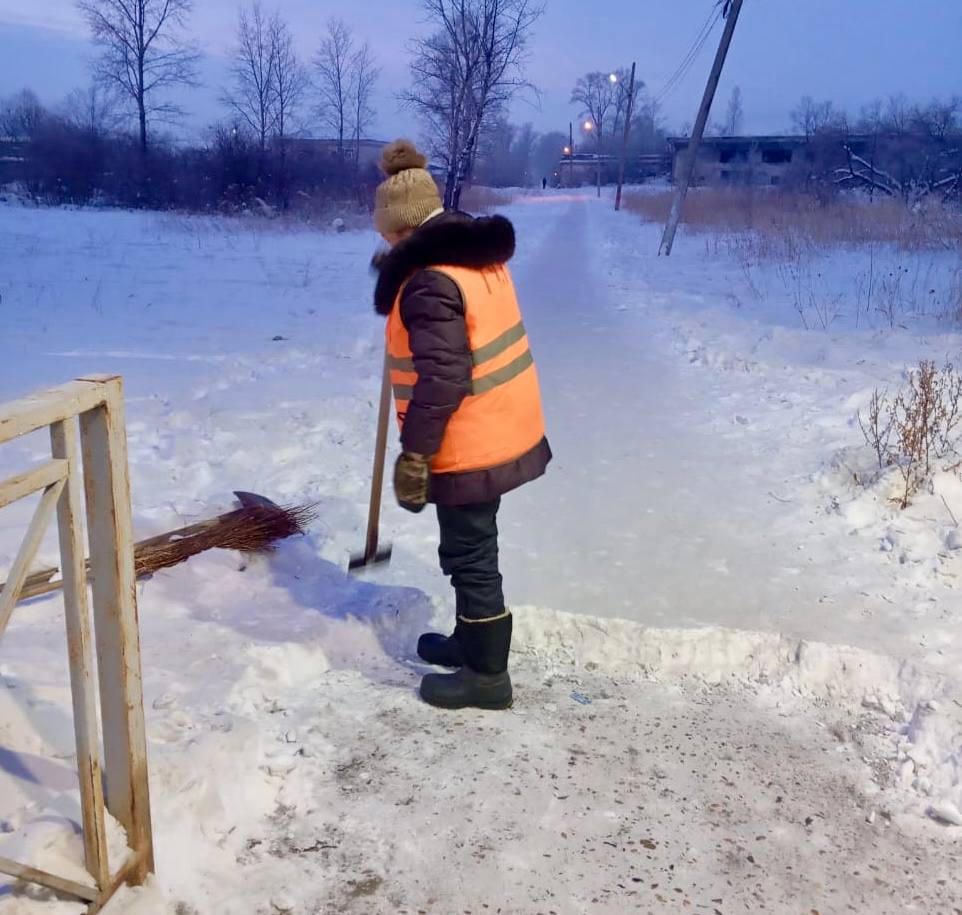 В Белогорске «Автодорсфера» продолжает расчистку от снега дорог и улиц.   В процесс вовлечена техника предприятия и наемная техника.   — Постепенно уборкой удается охватить все большее количество дорожных участков и тротуаров, с учетом того, что приходится работать с очень ограниченным количеством техники и с аномальным количеством снега, на которое не рассчитан ни штат сотрудников, ни автопарки служб, — говорит замглавы по ЖКХ Ольга Алексеева. — Ведь такого не было в последние 100 лет. На скорость работы влияет дефицит водителей и рабочих. Им приходится работать днем, и иногда выходить сразу и в ночную смену. Однако, главные, наиболее загруженные транспортом асфальтированные дороги и тротуары, где наибольшее количество пешеходов, расчищены. Расчищены и периферийные участки с активным движением. Работа продолжается планомерно.  Есть «пятаки», где остается небольшой накат, но главная первоначальная цель — устранить препятствия для свободного передвижения, достигается. Продолжаем охватывать отдаленные дороги и тротуары, а также автобусные остановки. Постепенно все они будут расчищены, затем продолжим счищать накат на дорогах до асфальта, где еще не до конца убрано. Также ежедневно выполняется посыпка отсевом скользких участков.   25 декабря на уборку снега вышло 13 единиц техники и 15 рабочих.   Бульдозер, с трактором МТЗ   расчищали проезжу часть по ул. Чехова. Грейдер, с трактором МТЗ, погрузчиком, двумя самосвалами работали по пер. Парковый и сразу вывозили снег. Второй грейдер и трактор с щеткой продолжили расчистку дороги по ул. Космическая.   Вывоз снега продолжился погрузчиком и самосвалом по ул. Кирова. Также сегодня с помощью   двух мини-грузовиков выполнялся вывоз снежных валков, образованных после ночной уборки снега. В ночную смену на   кольцевой развязке работали погрузчик и два самосвала.