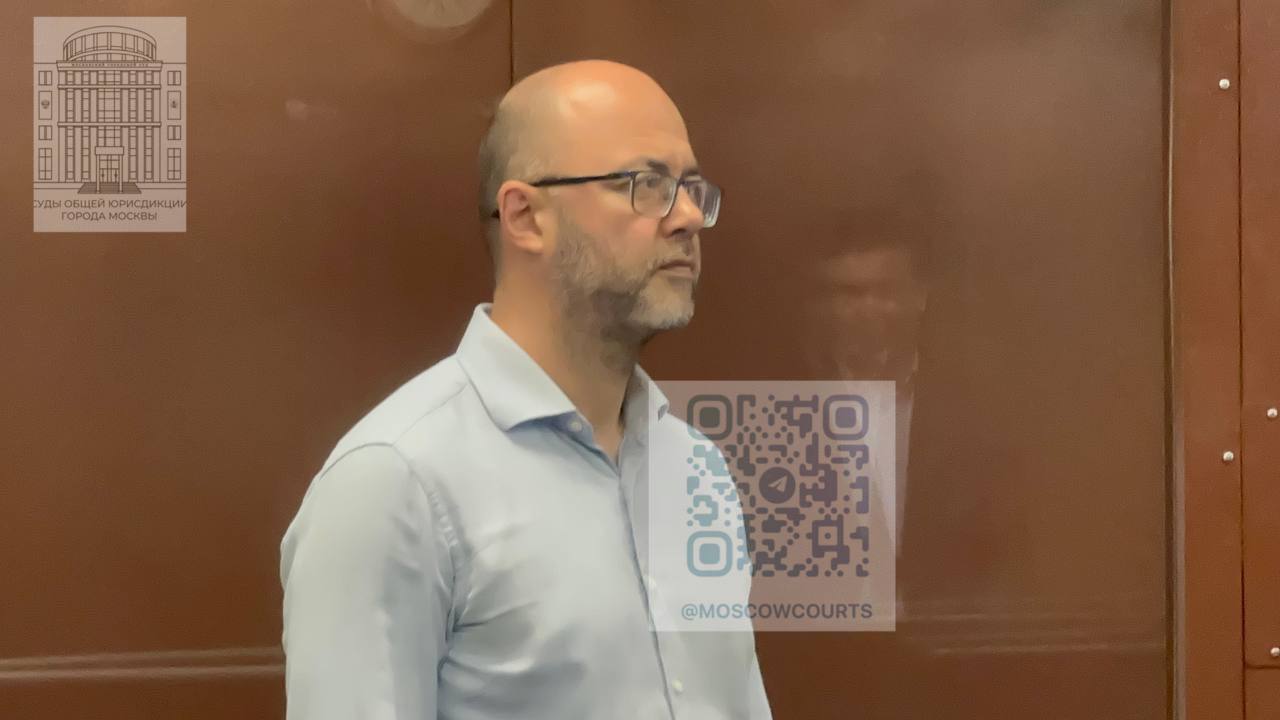 Экс депутат Максим Васильев похудел в СИЗО на 25 кг и сменил штаны 56 го размера на 48 й Бывший депутат Курской областной думы находящийся под стражей по делу о мошенничестве в особо крупном размере при строительстве фортификационных сооружений на границе с Украиной заявил о значительной потере веса Я на 25 кг похудел с апреля У меня был 56 й размер штанов а теперь 48 й Соседу пришли джинсы 50 го размера они мне были велики Я сейчас вешу 78 кг рассказал Васильев ТАСС Васильев содержится в московском СИЗО 1 Кремлевский централ где по его словам созданы условия для самообразования и досуга В СИЗО очень хорошая библиотека с научной литературой можно подтянуть знания по экономике и психологии При этом в ней можно найти книги от Стендаля до Киссинджера отметил он Также обвиняемый сообщил о возможности посещения платного спортзала 250 рублей в час и аренды вентилятора 40 рублей в сутки Экс депутат находится под стражей с 21 апреля вместе с другими фигурантами громкого дела о растрате при строительстве курских фортификаций