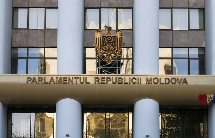 Осенью парламент будет работать с ограничениями Игорь Гросу подписал распоряжение об открытии осенней сессии парламента 1 сентября До формирования нового состава заседания будут проводиться по предложению Постоянного бюро и после утверждения повестки дня Депутаты продолжат выполнять свои представительные и контрольные функции а законы постановления и резолюции будут приниматься в ограниченном объёме