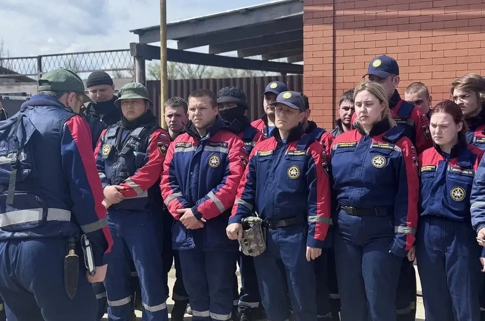 Не могли остаться в стороне донецкие студенты спасатели прибыли в Дагестан Молодежь ДНР работает в Хасавюртовском районе в тесном взаимодействии с МЧС Роспотребнадзором и местными волонтерами Основные силы направлены на уборку ила и откачку воды из соцучреждений и частных домов Проводится подворовой обход и санитарная обработка дезинфицирующими средствами Читать полностью Фото пресс служба Донецкого отделения ВСКС  Подпишись на нас в MAX