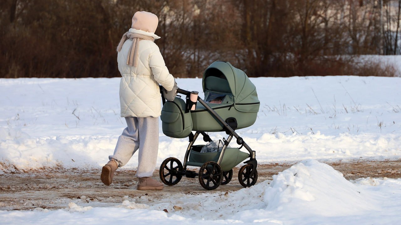 Продлить оплачиваемый декретный отпуск и увеличить пособие по уходу за ребенком предложили в Госдуме Депутат Госдумы Николай Новичков предложил продлить до трех лет оплачиваемый отпуск по уходу за ребенком и увеличить пособия до 75 от зарплаты Автор инициативы считает что такие меры позволят улучшить демографическую ситуацию в стране Мы должны поднять пособие по уходу за ребенком с 40 до как минимум 75 заработной платы Нужно увеличивать оплачиваемый декретный отпуск до 3 лет сказал парламентарий Напомним сейчас пособие выплачиваемое в отпуске по уходу за ребенком до полутора лет составляет 40 от среднего заработка Отпуск по уходу за ребенком с 1 5 до 3 лет предоставляется без пособия Источник ТАСС   Будь в курсе событий везде ОК VK MAX