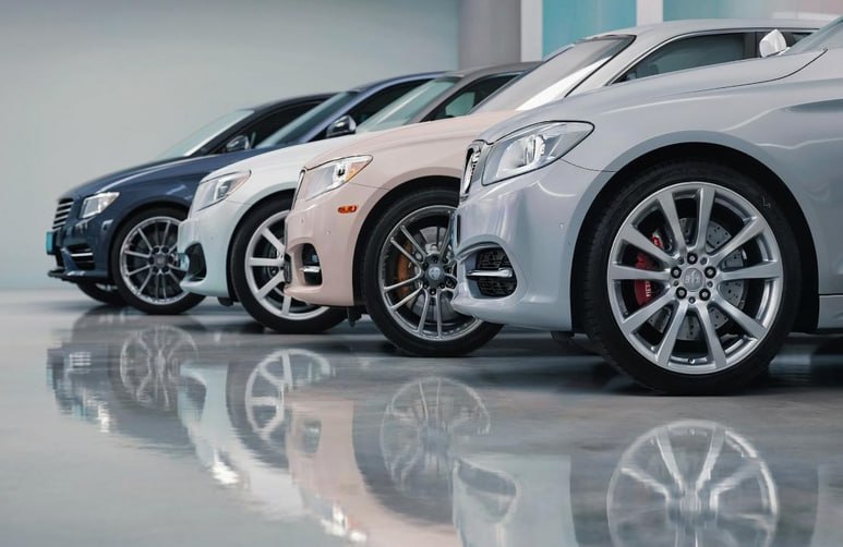 Мошенники в Петербурге и Ленобласти начали использовать искусственный интеллект при покупке автомобилей Они размещают заманчивые объявления с обещаниями сниженных тарифов и таможенных пошлин создавая давление времени для быстрого решения ГУ МВД предупреждает что типичными признаками мошенничества являются постоянное подталкивание к срочным действиям фальшивые или сфабрикованные изображения и документы ошибки в документах опечатки нестандартные номера а также общение с анонимными продавцами в соцсетях и мессенджерах Опасно переводить деньги на заранее подготовленные счета и делать предоплату без проверки Подпишись на СЗФОшную