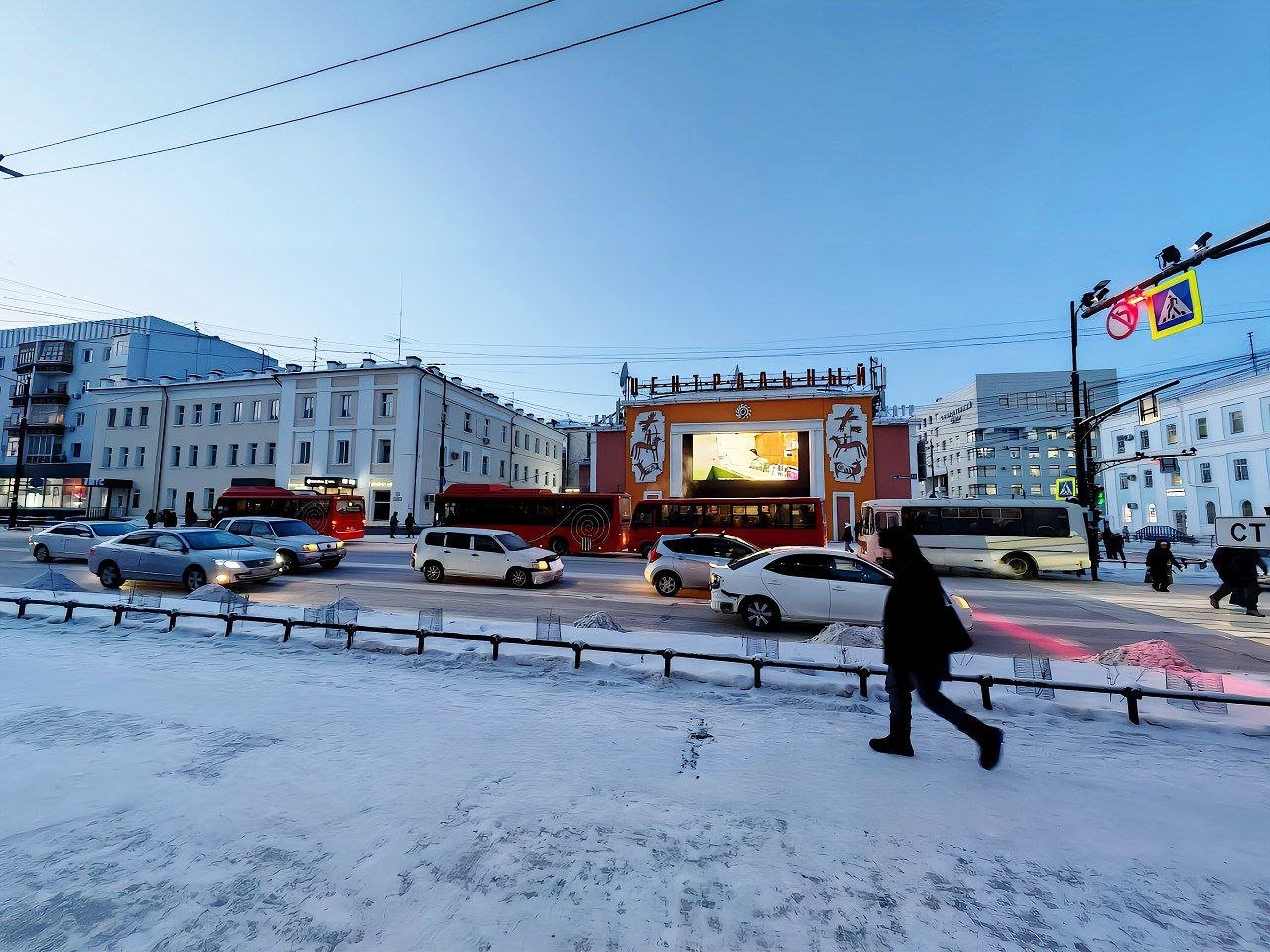 "Видно!". Мэрия ответила на вопрос, почему не видно новых автобусов  В телеграм-канале мэрии Якутска опубликовали пост о новых автобусах.   "Нередко горожане задают примерно такой вопрос – «Вот покупают новые автобусы, обновляют, каждый год отчитываются, а где они? На улицах то их не видно!». Отвечаем – видно".  И обещают, что пазиков будет меньше:   "С каждым годом красных автобусов в Якутске будет становиться больше, а «пазики» будут неуклонно сокращаться. Живой пример – три из четырех городских автобусов на остановке в центре города – новые. Ну, так совпало.   В целом же по городским маршрутам соотношение на сегодня обратное. На один красный автобус приходится примерно 3-4 «пазика», на некоторых маршрутах больше, на других - меньше. На пригородных маршрутах ЯПАК с 2022 года полностью обновлен весь автобусный парк".   Источник:      Новости   Yakutsk News