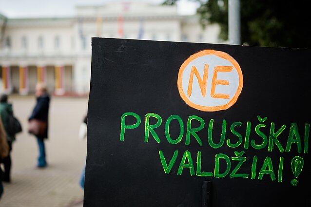 Фото дня В Вильнюсе проходит акция протеста против новой правящей коалиции Сегодня утром в Вильнюсе начался протест День позора против новой правящей коалиции Толпа в несколько тысяч человек двинулась от президентского дворца к зданию Сейма Организаторы выступают против союза социал демократов с Зарей Немуна крестьянами Избирательной акцией поляков Литвы и независимыми депутатами Соглашение о коалиции было подписано вчера Надпись на плакате Нет пророссийской власти Фото J Stacevičiaus LRT