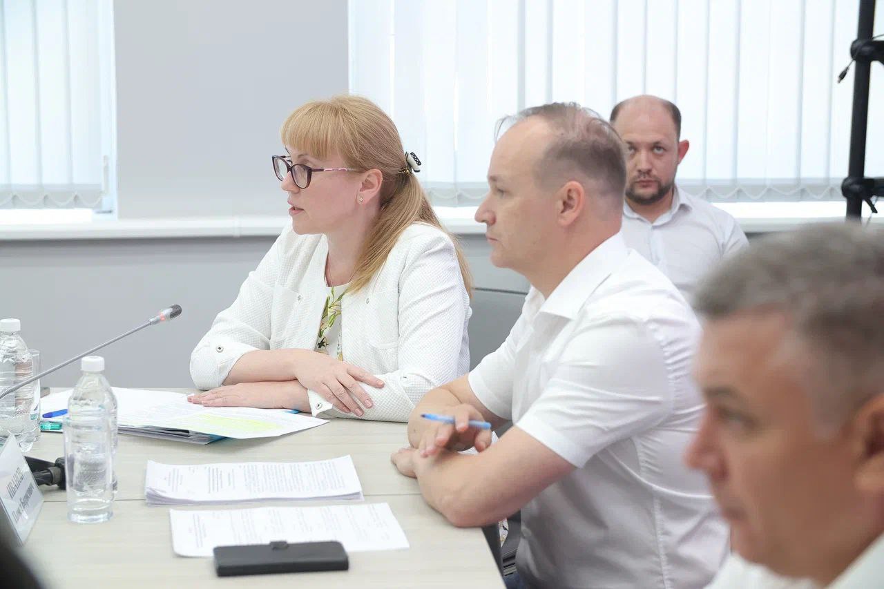 KRD.ru Евгений Наумов: К 1 сентября все школы Краснодара будут обеспечены системами пожарной безопасности Данный вопрос обсудили на заседании комиссии по предупреждению и ликвидации чрезвычайных ситуаций. — Мы должны обеспечить все условия, чтобы наши дети чувствовали себя в безопасности. Держать эту работу нужно на личном контроле, проводить внеплановые проверки с пожарными. И сотрудники, и ученики должны знать свои действия при ЧС, довести их до автоматизма. Особенно в новых школах, некоторые из которых достигают площади в 30 тысяч квадратных метров, — подчеркнул Евгений Наумов. В заседании приняли участие заместители главы города, главы администраций внутригородских округов, руководители структурных подразделений администрации, сотрудники ГУ МЧС России по Краснодарскому краю,... подробнее на канале: KRD.ru @