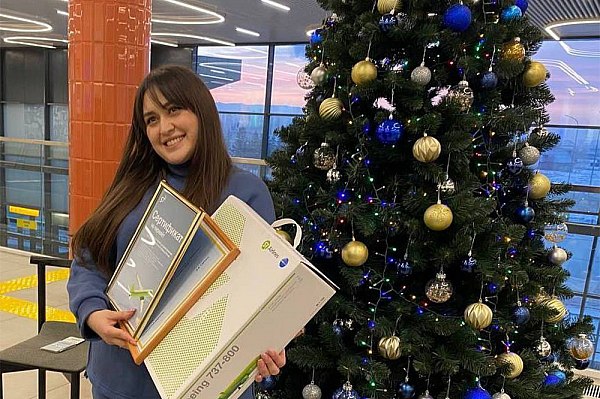 Аэропорт Байкал установил рекорд по пассажиропотоку Сегодня 10 декабря 2025 года в аэропорту Байкал зафиксирован новый рекорд аэропорт обслужил 800 тысячного пассажира с начала года Об этом сообщает AVIA RU со ссылкой на данные воздушной гавани Для нас это очень важное событие впервые в истории аэропорта мы достигли такой цифры Спасибо что выбираете наш аэропорт для своих поездок Это событие показывает как развивается наш аэропорт и сколько людей путешествует с нами Мы продолжим работать над улучшением сервиса и открытием новых направлений отметил генеральный директор ООО Аэропорт Байкал Дмитрий Гармаев Юбилейным пассажиром стала Аида Слепцова Алиева вылетающая рейсом S7 Airlines в Москву aviaru net n290693