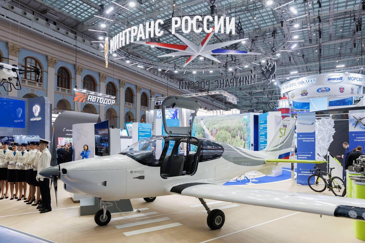 S7 раскрыла стоимость своего учебно тренировочного самолёта Tango Ориентировочная стоимость четырёхместного лёгкомоторного учебно тренировочного самолёта Tango разработанного S7 Group составит порядка 100 миллионов рублей рассказали сегодня в пресс службе компании Там добавили что первые поставки учебным заведениям серийных самолётов запланированы на 2027 год Кроме того компания анонсировала сегодня планы по созданию двухдвигательной версии своего самолёта предназначенной для завершающего этапа подготовки пилотов и обеспечения учебных заведений гражданской авиации современной техникой Проектирование такой машины начнётся уже в следующем году В настоящее время Tango проходит заводские испытания а в 2026 году начнутся уже сертификационные испытания с отечественным двигателем АПД 520 Лидер уточнили в S7 При этом ещё в конце сентября на Мировой атомной неделе главный технолог проекта Tango Егор Голиков говорил что уже в 2026 году мы планируем выйти в серийное производство Тогда же он пояснял что Tango разработан для будущих пилотов отечественной авиации на этом рынке наблюдается дефицит отечественных самолётов данного класса и S7 планирует заполнить этот пробел Предполагается что Tango со взлётной массой около 1200 кг сможет развивать скорость до 241 км ч и преодолевать расстояния до 1100 км К концу текущего года S7 Group планирует выпустить три самолёта Tango которые будут использоваться для нужд компании сообщал в июне руководитель отдела продаж Spectra Aircraft входит в S7 Group Евгений Булкин Ранее в S7 рассказывали о большом количестве запросов по этой машине уточняя что интерес к ней проявляют в основном российские лётные училища а также госпредприятия которым Tango актуален для использования в труднодоступных регионах В ноябре 2024 года бывший министр Роман Старовойт заявлял о готовности купить до 250 единиц Tango для вузовских лётных центров а в марте 2025 го Росавиация подтвердила намерение закупить отечественную авиатехнику для подведомственных учебных заведений сообщив что будет рассматривать самолёт Tango   Залетай на Авиаторщину