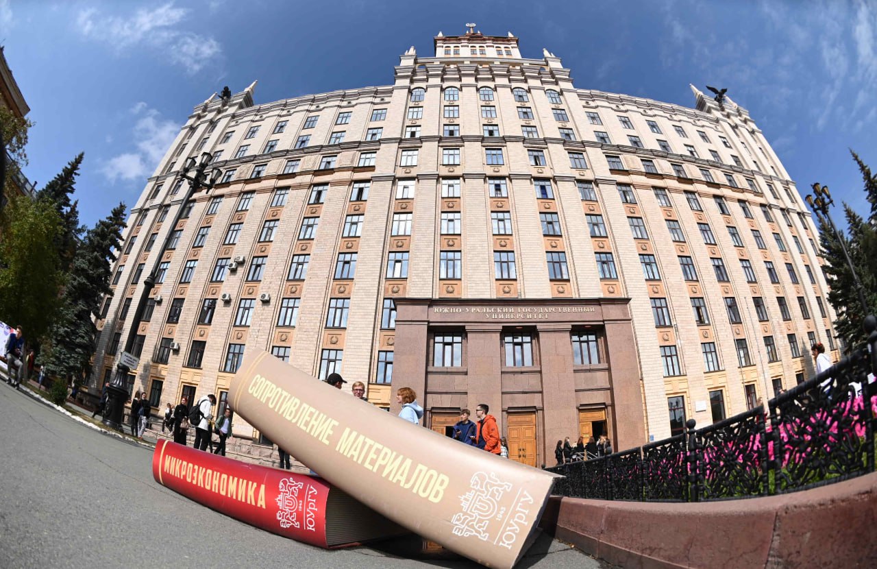 Более 100 тысяч заявлений подано в южноуральские университеты  В Челябинской области продолжается приёмная кампания в высшие учебные заведения. На сегодняшний день подано более 100 тысяч заявлений, что больше показателя прошлого года на 28%.  Как отметил губернатор Челябинской области Алексей Текслер, наиболее популярными направлениями подготовки являются: информационные технологии, машиностроение, металлообработка, педагогика, сельское хозяйство и медицина.  В средние же специальные учебные заведения на данный момент подано 47 тысяч заявлений. Структура наиболее востребованных у абитуриентов направлений в целом схожа: медицина, машиностроение, обслуживание автотранспорта, сварка, программирование.  «Продолжаем делать все, чтобы учиться в регионе было престижно и интересно», – подчеркнул глава Южного Урала.