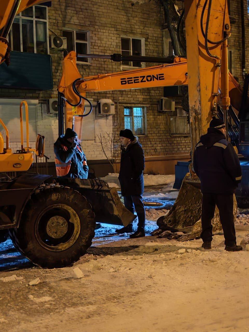 Коммунальная авария оставила без холодной воды жителей Комсомольска-на-Амуре вечером 17 января   Все случилось на ул. Севастопольской, на парковке. В районе дома №7 произошла течь воды.    Специалисты Горводоканала  оперативно выехали на место и перекрыли воду у десяти домов.   «Место аварии обнаружено. Сложность в том, что водопровод находится под газовой трубой. Технические решения для починки водопровода найдены. Все работы согласованы с газовиками. Они находятся на месте происшествия»,  — заявил глава города Дмитрий Заплутаев.   Ремонтные работы были ещё осложнены тем, что в непосредственной близости находится внутриквартальный газопровод. Для безопасности пришлось отключить газ в девяти домах и гостинице "Амур".   Работники Горводоканала трудились всю ночь до восстановления водоснабжения. Для жителей домов был также организован подвоз воды.   Фото:      AmurMedia   Прислать новость