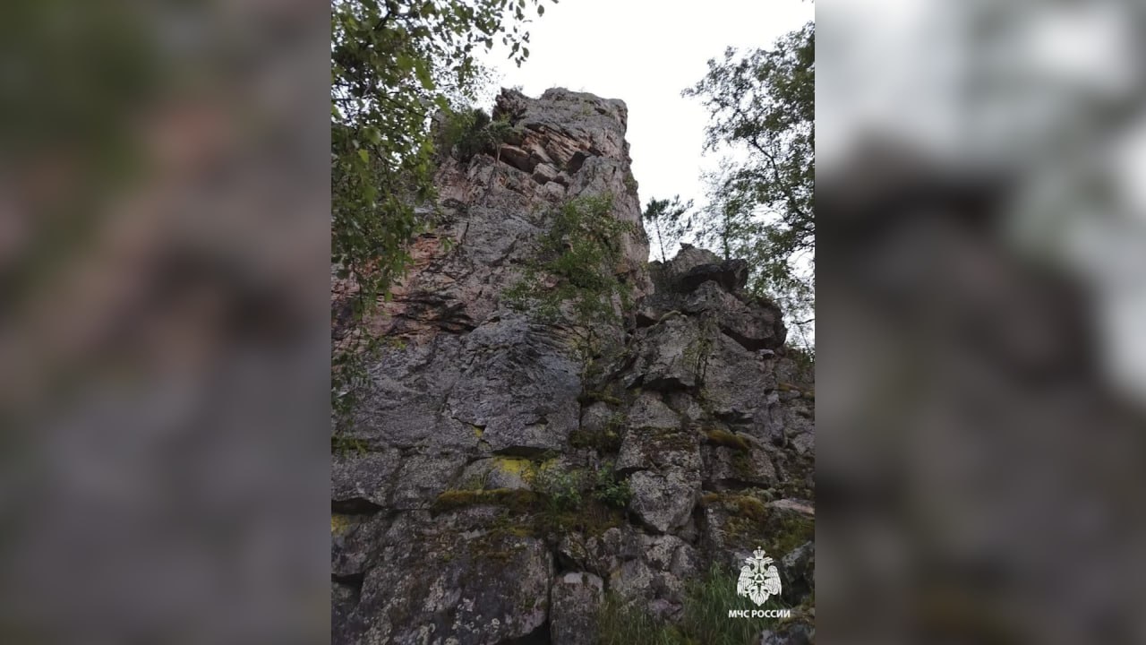 Последние секунды жизни туриста в башкирских скалах: мужчина сорвался с высоты во время фотосессии По данным SHOT, 34-летний Тимур из Уфы приехал с друзьями в Белорецкий район в минувший вторник и пошёл фотографироваться на Айгирские скалы. После фото на вершине мужчина стал спускаться, но неудачно оступился и упал вниз с высоты на острые камни. Он погиб на месте. Тимур вёл активный образ жизни: занимался футболом и стрельбой, любил путешествия. Друзья отзываются о нём, как об очень добром человеке.