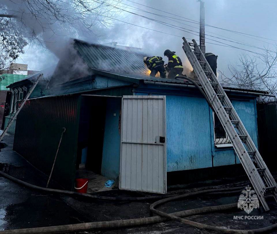 В Саратовской области за прошедшие сутки  Сотрудниками МЧС России потушены 15 пожаров, из них 7 раз горел мусор.    В Дергачах на Ленина пожар произошел в квартире. Два пожарных расчёта справились с огнём на 10 квадратах.    В Саратове на Блинова огнём был повреждён автомобиль ВАЗ-2112. На тушение выезжал 1 пожарный расчет.    В селе Нееловка Татищевского района огнем был охвачен нежилой дом на 50 квадратах. На месте работали 2 пожарных расчета.    В Энгельсе на Космонавтов было небольшое возгорание в квартире. С огнем на 1 квадрате справились 3 пожарных расчета.     В селе Комсомольское Краснокутского района на 18 квадратах горела деревянная пристройка дома, а в Марксе летняя кухня. На местах работали по 2 пожарных расчета.    В Саратове на Пугачёва горела квартира 2-квартирного дома. Площадь пожара - 25 квадратов. Тушили 4 пожарных расчёта.  Смотри     В Малой Тополевке Энгельсского района огнём была охвачена дача. С огнём на 40 квадратах справились 2 расчёта.