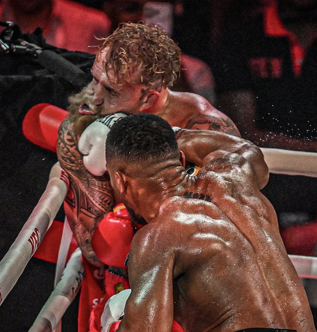 Пола госпитализировали с подозрением на перелом челюсти после боя с Джошуа Об этом сообщил промоутер боксёра блогера Накиса Бидарян Мы думаем что у него сломана челюсть но он в порядке принял душ Сам доехал до больницы Думаю на восстановление уйдет от четырех до шести недель news matchtv Getty Images