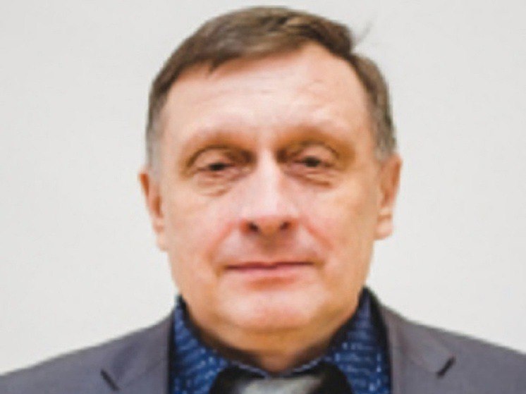 Побороться за власть в... Кушве Недавние задержания чиновников в свердловской Кушве могли стать следствием борьбы за власть в городе, сообщил информированный источник, близкий к местной администрации. 22 апреля были задержаны начальник комитета жилищно-коммунального хозяйства Александр Шурыгин и директор МКУ «Коммунальные сети» Рустам Мамедов. Обоих увезли на допрос, и, утверждает источник агентства, предъявили обвинение по коррупционным статьям. Дело раздул экс-депутат, владелец управляющих компаний Борис Жевлаков, якобы желающий стать мэром. Полномочия действующего мэра — Михаила Слепухина — истекают в 2026 году. После визита стловиков к его подчиненным Слепухину предложили написать заявление по собственному, но он отказался.