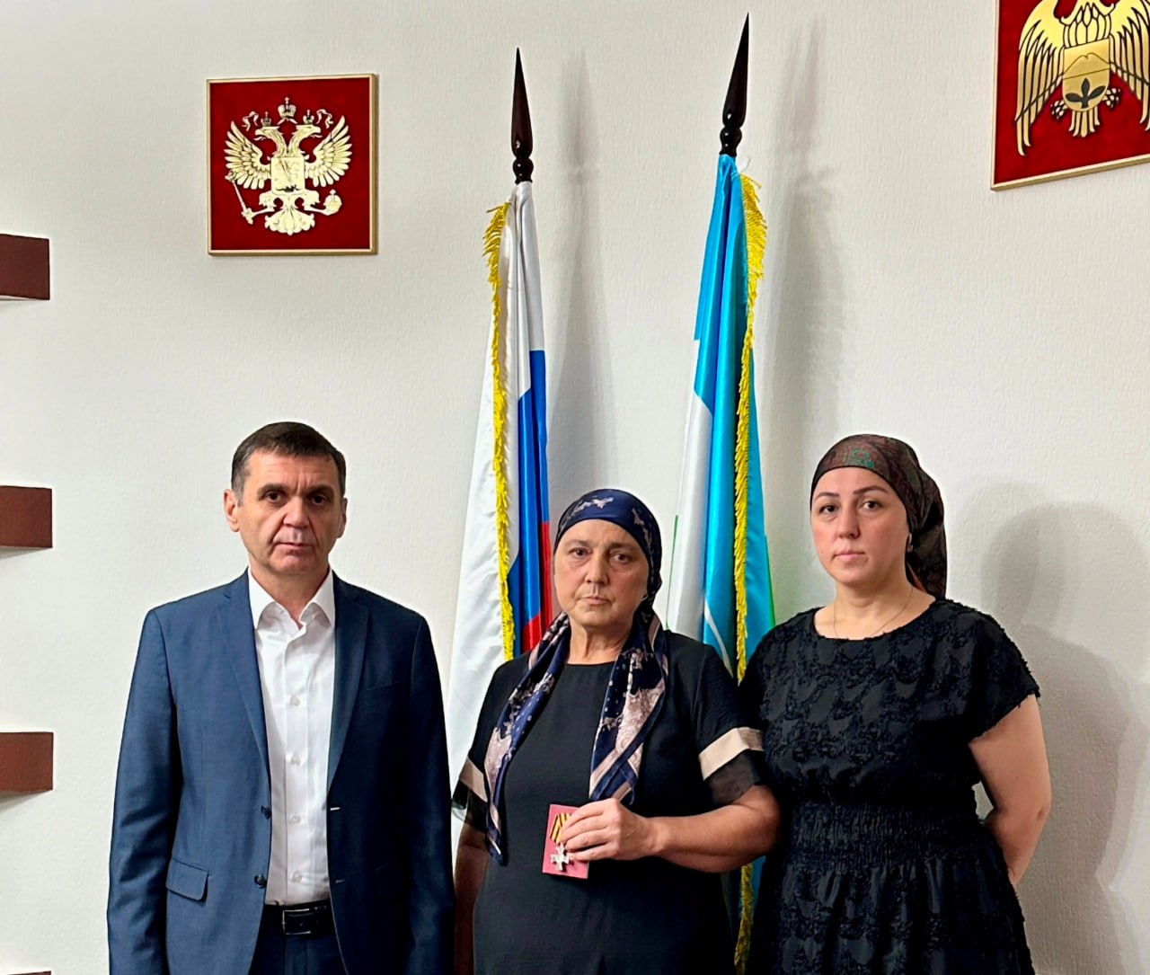 Награда для героя  Глава администрации Баксанского района Артур Балкизов вручил знак отличия к Ордену Святого Георгия 4 степени матери участника СВО, сообщает пресс-служба  Баксанского района. Орден Святого Георгия является военной наградой Российской Федерации.   Подробнее здесь