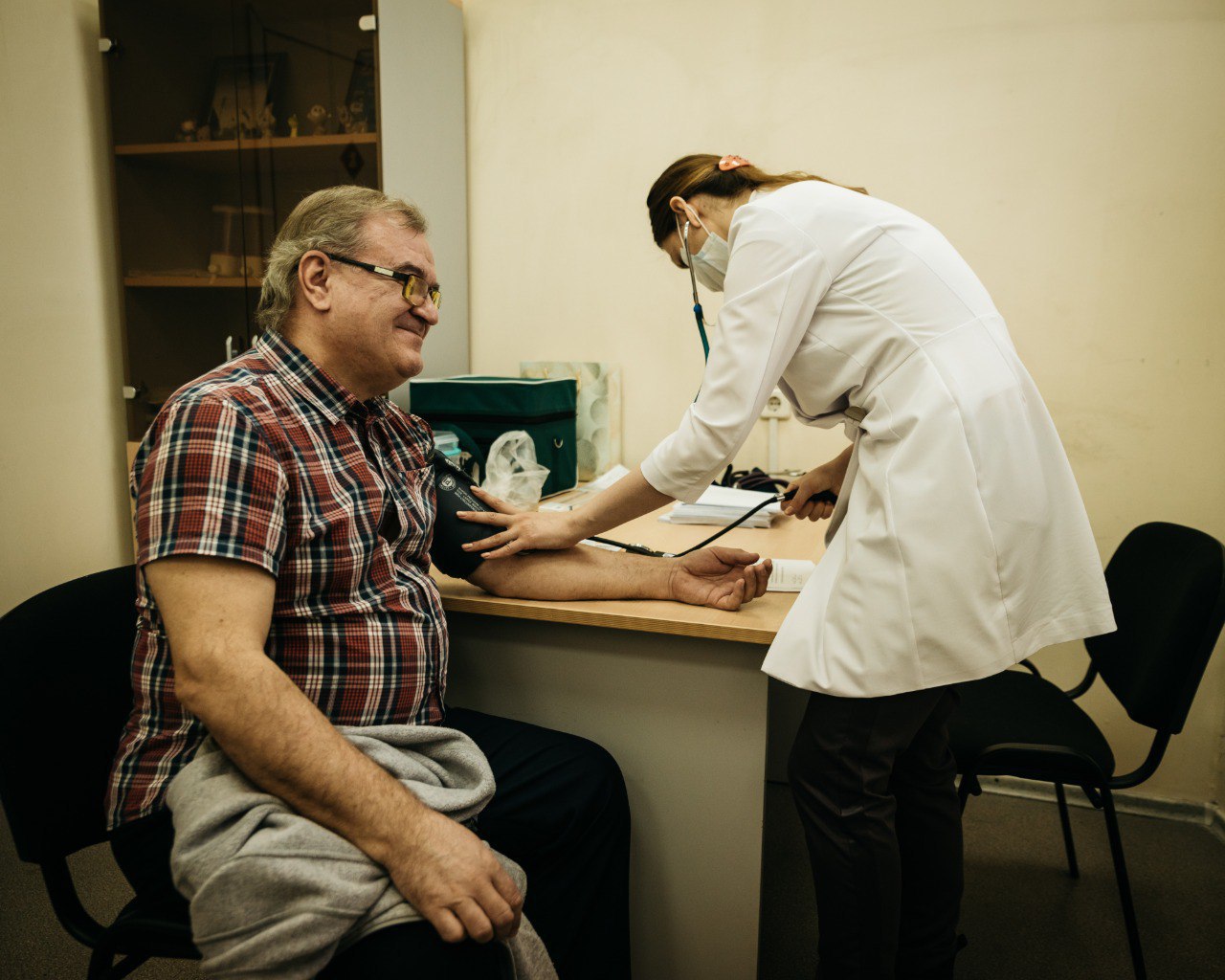 Жуковская больница отчиталась по диспансеризации за 2025 год Во вторник 20 января на совещании в администрации городского округа Жуковский главный врач Жуковской областной клинической больницы Лилия Бусыгина рассказала о том как проходила диспансеризация населения в 2025 году и о планах по диспансеризации на 2026 год В этом году необходимо выполнить 36195 диспансеризаций и 8179 профилактических медицинских осмотров В прошедшем году показатели были примерно такие же Не стоит забывать что если в течение года пациент обращался за плановой медицинской помощью в кабинет неотложной помощи или лежал в стационаре то результаты анализов и обследований также учитывались как прохождение первичной диспансеризации уточнила Лилия Бусыгина Диспансеризацию проводили во время выездных мероприятий и на постоянной основе в городской поликлинике Участие принимали коллективы городских предприятий пенсионеры и студенты местных институтов Диспансеризация проходит в два этапа 1   Первый этап проводится с целью выявления у граждан признаков хронических неинфекционных заболеваний факторов риска их развития потребления наркотических средств и психотропных веществ без назначения врача а также определения медицинских показаний к выполнению дополнительных обследований и осмотров врачами специалистами чтобы уточнить диагноз на втором этапе диспансеризации В программу введен онкоскрининг который персонифицирован по полу и возрасту Его проводят в тех группах где подтверждается наибольшая эффективность По итогам первого этапа терапевт определяет группу здоровья а затем решает нужно ли направление на второй этап диспансеризации 2   Второй этап проводится с целью дополнительного обследования и уточнения диагноза заболевания состояния проведения углубленного профилактического консультирования и включает в себя проведение исследований по определенным на первом этапе показаниям Если пациент имеет хронические заболевания и стоит под диспансерным наблюдением то ему также важно регулярно проходить диспансеризацию для выявления других заболеваний и контроля общего состояния здоровья Пройти диспансеризацию или профилактический осмотр в том числе углубленное консультирование с врачом медицинской профилактики можно с понедельника по пятницу с 8 до 19 часов Время прохождения первого этапа диспансеризации составляет около 2 х часов Диспансеризация проводится в городской поликлинике по адресу улица Фрунзе 1 вход со стороны Чкалова 28 Подписывайтесь на канал Главы г о Жуковский в MAX Pak Andronik Жуковский