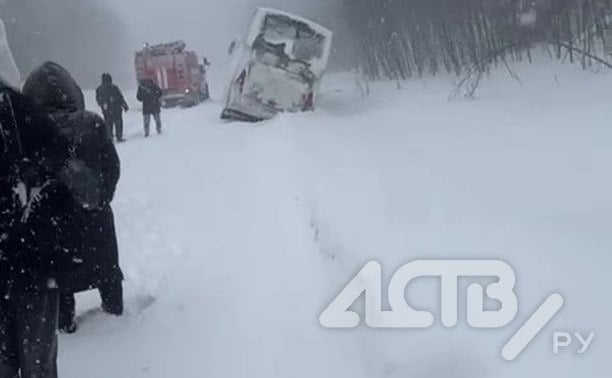 Глава Тымовского района, где введен режим ЧС, поблагодарил жителей за понимание  На территории Тымовского района, который засыпало снегом, ввели режим ЧС. В расчистке и ликвидации последствий стихии, несколько дней бушевала на острове Сахалин.   Задействованы все муниципальные коммунальные службы и 21 единица спецтехники  ООО "Тымовское ДСУ" - 10 единиц, ГУП "Тымовское ДРСУ" - 11 единиц .  В круглосуточном режиме ведется расчистка основных дорог, тротуаров и проездов к социальным объектам. УК чистят дворы в порядке очередности, в приоритете - входные группы и обеспечение проезда экстренных служб.   Мэр Тымовского района Мингиян Мучкаев сообщал в Telegram, что к полной расчистке дворовых территорий приступят с 13 января. И выразил благодарности: работникам ЖКХ — за неустанный труд, жителям — за терпение.  #Сахалин