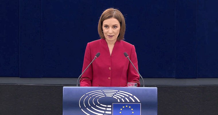 Санду в Европарламенте Россия пытается остановить Молдову на пути в ЕС Президент РМ Майя Санду выступила сегодня с речью на пленарном заседании Европарламента в которой подчеркнула важность защиты демократии от внешних угроз и отметила решающую роль выборов которые состоятся в конце этого месяца