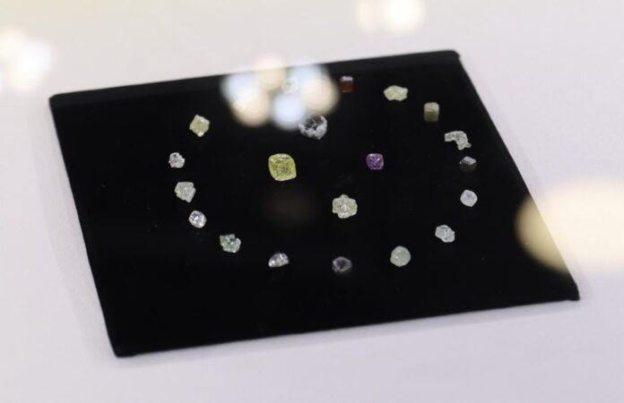 Более 250 необычных алмазов АЛРОСА пополнили Сокровищницу Якутии Выставка Сокровищница Якутии пополнилась более чем 250 редкими алмазами разных форм и цветов добытыми АЛРОСА за многие годы к 30 летнему юбилею единой сбытовой структуры компании Теперь эти драгоценные камни доступны для просмотра жителям и гостям столицы республики Подробнее читайте по ссылке Фото АЛРОСА yk24 ru в MAX Telegram ВК VK Видео