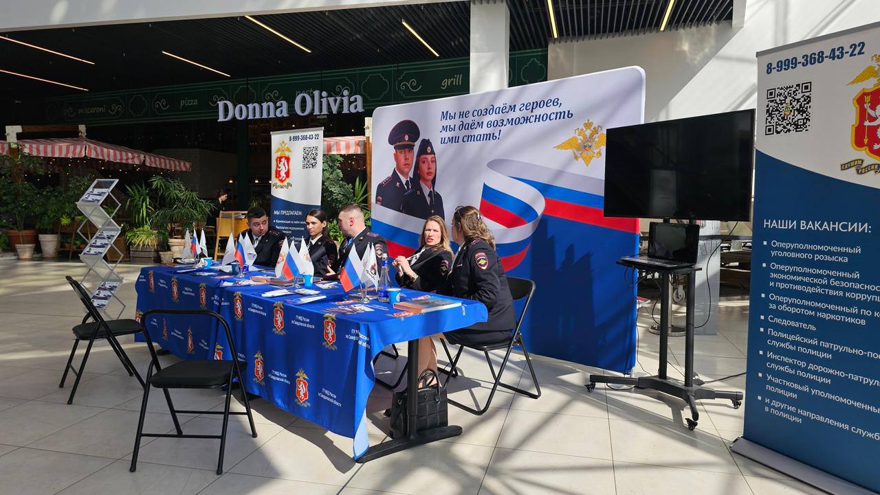 Екатеринбургское МВД открыло рекрутинговый центр на Уралмаше прямо в ТЦ Veer Mall Там горожане смогут ежедневно узнавать о работе в полиции, доступных вакансиях и подавать заявки. Сейчас городской полиции требуются сотрудники самых разных специальностей — от следователей и борцов с коррупцией до участковых и инспекторов ДПС. Ранее глава городского УМВД Виктор Позняк заявлял о нехватке около 4.000 сотрудников в Свердловской области, а в феврале этого года некомплект личного состава полиции Екатеринбурга составлял 31%. Фото: It’sMyCity Новости Екб тут