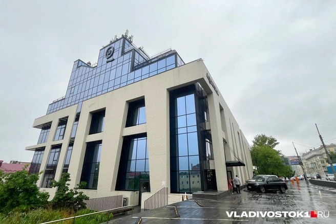 Арбитражный суд Приморского края утвердил мировое соглашение между обществом с ограниченной ответственностью «Акватория» и индивидуальным предпринимателем Магомедом Абубекировым, чьи сотрудники устанавливали натяжные потолки, рухнувшие на посетителей водного комплекса в августе 2024 года. Первоначально сумма ущерба, заявленная компанией, составляла 4 876 669 рублей. Однако в процессе судебного разбирательства стороны пришли к компромиссу — предприниматель выплатит «Акватории» 1 410 000 рублей. Эти деньги должны быть перечислены не позднее 30 ноября 2025 года. От остальных исковых требований компания официально отказалась. Напомним, инцидент произошел 1 августа 2024 года: в зоне бассейна водного комплекса обрушился подвесной потолок реечного типа Cubica. Пострадало девять человек. Центр временно прекратил работу, а главный инженер стал фигурантом уголовного дела, проведя некоторое время под стражей. Позже в компании заявили, что выплатили компенсации всем пострадавшим и полностью демонтировали потенциально опасные потолочные конструкции. В сентябре 2024 года «Акватория» попыталась возобновить работу, но снова закрылась по требованию прокуратуры из-за нарушений пожарной безопасности. Устранение замечаний заняло более полугода. Только в июне 2025 года центр вновь распахнул двери для посетителей. Интересно, что в разгар разбирательств «Акватория» сама оказалась ответчиком по делу о банкротстве. Иск подала Межрайонная инспекция Федеральной налоговой службы № 13 по Приморскому краю, сославшись на задолженность по страховым взносам, налогу на добавленную стоимость и налогу на доходы физических лиц за 2024–2025 годы — период, когда центр не функционировал. Однако впоследствии налоговая отозвала заявление, и 10 июня 2025 года суд вернул документы без рассмотрения. Теперь, после утверждения мирового соглашения, «Акватория» может окончательно закрыть неприятную главу своей истории — при условии, что обязательства по выплате 1 410 000 рублей будут выполнены в срок. Подписаться