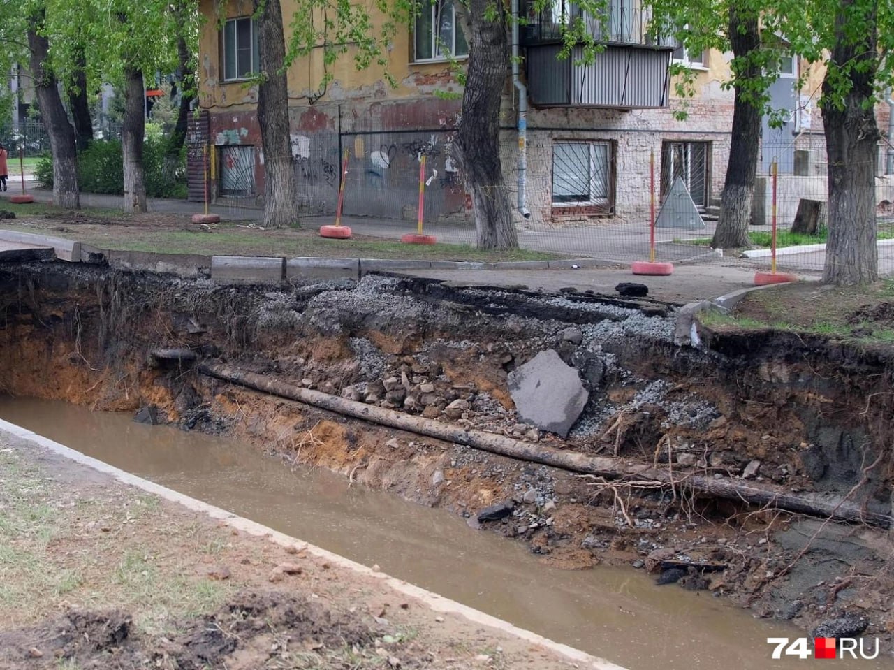 Городские теплосети передают бизнесу: проблемы с горячей водой наконец-то решатся?   Договор с МУП ЧКТС о передаче муниципальных теплосетей в аренду АО «УСТЭК-Челябинск» был подписан 27 сентября и вступит в силу 1 ноября 2024 года. «УСТЭК-Челябинск» будет отвечать за сети, которые доводят тепло и горячую воду до каждого жилого дома. Их нынешнее состояние гендиректор компании Игорь Рындин назвал критическим:  «Восстановить сети быстро не получится. В этом году отопительный период уже начался, и плановые ремонты по замене выполнять невозможно», — сообщил он.  Тем не менее глава «УСТЭКа» пообещал, что после 1 ноября компания сразу же займется восстановлением. А летом будут менять старые трубы, на это планируют потратить 1,78 млрд рублей.