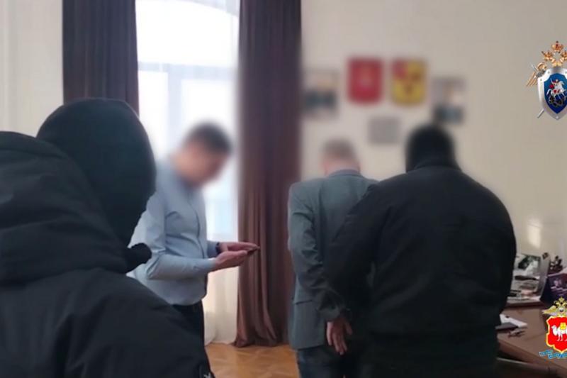Под суд пойдет обвиняемый во взятке бывший замглавы челябинского Троицка Андрей Андреев По версии следствия, в августе 2024 года 46-летний чиновник, являясь исполняющим обязанности мэра, получил деньги от местного жителя. Взамен Андреев должен был трудоустроить взяткодателя на должность администратора парка культуры и отдыха им. Н. Д. Томина. Судить Андреева будут по статье о получении взятки в значительном размере. Сумму в СК не назвали.