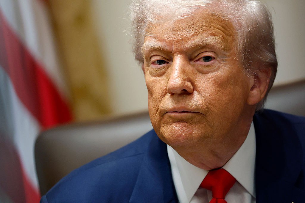 Мэр Бостона ответила на угрозу Трампа лишить город матчей ЧМ 2026 Мэр Бостона Мишель Ву комментируя слова Дональда Трампа о возможности перенести матчи чемпионата мира по футболу из пригорода Фоксборо заявила что ему это не удастся Многое из этого закреплено контрактами так что ни один человек даже живущий сейчас в Белом доме не сможет это отменить сказала Ву Во вторник Трампа спросили о криминальной ситуации в Южном Бостоне в том числе о поджоге полицейской машины Трамп раскритиковал Ву и сказал что может позвонить главе ФИФА Джанни Инфантино и предложить сменить место проведения матчей если почувствует что условия небезопасны По словам президента США главе ФИФА бы это не понравилось но он бы с легкостью это сделал Getty Images Подписаться на РБК Спорт