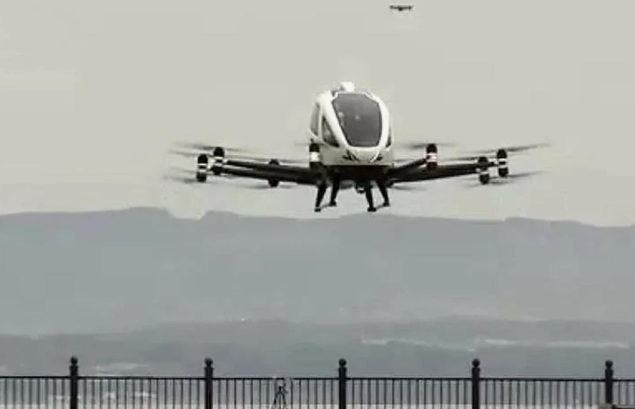 В Японии впервые испытали летающий автомобиль Тесты прошли в Токио Во время демонстрационного полёта разработка компании SkyDrive преодолела примерно 150 метров над Токийским заливом Аппарат пробыл в воздухе три с половиной минуты Летающая модель оснащена аккумуляторами и 12 роторными двигателями а также лопастями похожими на винты квадрокоптеров Автомобиль рассчитан на трёх человек Как заявили разработчики он может преодолеть расстояние от 15 до 40 км Подписаться на Говорит Москва Telegram VK MAX