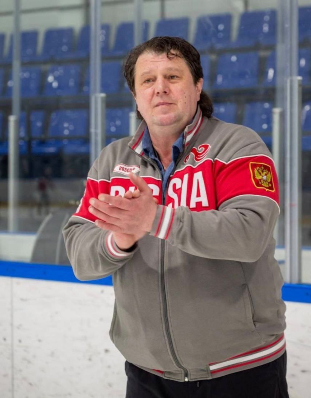 В Улан Удэ легенда фигурного катания Артур Дмитриев даст мастер класс Заслуженный мастер спорта СССР двукратный олимпийский чемпион чемпион мира и Европы Артур Дмитриев вошёл в историю как первый фигурист мужчина выигравший Олимпиады с двумя разными партнёршами Он даст мастер класс в 18 50 19 50 на льду ТЦ Глобус проспект Автомобилистов 21е Не упустите возможность получить автограф и бесценный опыт пишет минспорта Бурятии