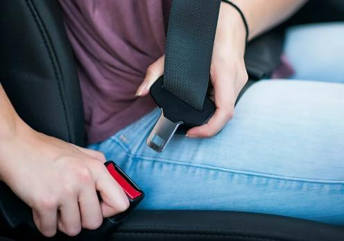 Минздрав Узбекистана утвердил список заболеваний и состояний при которых можно не пристегиваться ремнем безопасности при управлении автомобилем или находясь в качестве пассажира В списке значатся перелом ключицы и грудины плечевого пояса ребер позвоночника хроническая обструктивная болезнь легких бронхиальная астма хроническая сердечная недостаточность ожирение III степени неврологические болезни ограничивающие движение руки и плеча тяжелые формы заболеваний в области груди крупные опухоли беременность и прочее Подробнее на нашем сайте Актуальные новости из Центральной Азии fergananews