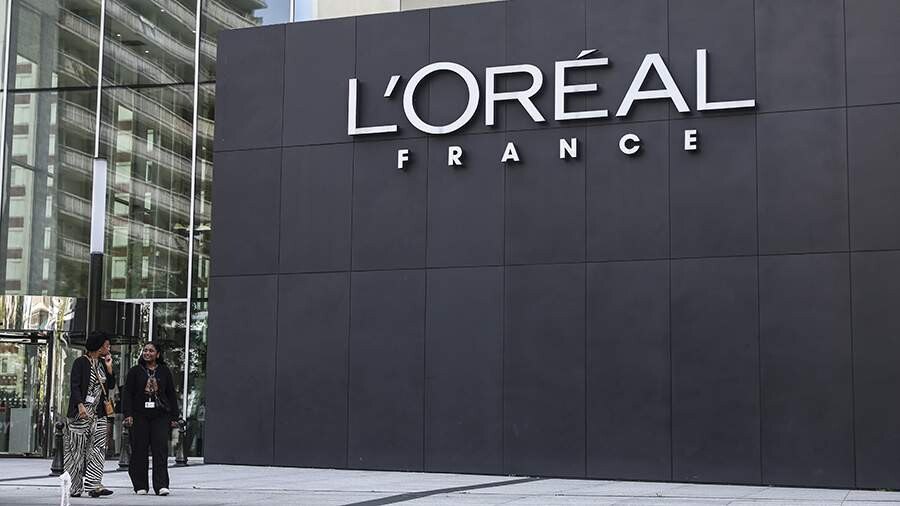 L Oreal потребовала от российской таможни почти 900 млн рублей Иск связан с особенностями начисления пошлин на косметику Российское подразделение L Oreal подало иск в Арбитражный суд Москвы к Центральному таможенному управлению на сумму 895 8 млн рублей следует из картотеки арбитражных дел Причиной обращения по предварительной информации стала сложная система взимания таможенных пошлин при ввозе косметической продукции в Россию Дополнительные детали спора включая период и конкретные товарные позиции в материалах дела не раскрываются Официальных комментариев от L Oreal или ЦТУ пока не поступало Наши соцсети taplink cc themoscowpost