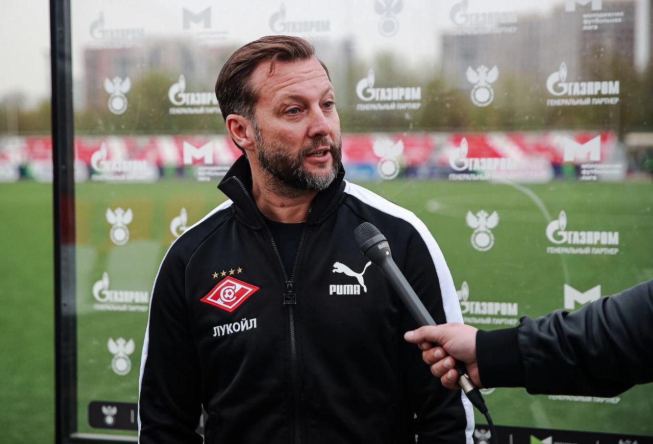 Экс главный тренер академии Спартака Вадим Романов занял пост и о главного тренера красно белых Деян Станкович покинул сегодня Спартак по соглашению сторон Вадим Романов будет руководить командой до назначения нового специалиста Вадим Юрьевич с августа 2020 года по июнь 2021 го занимал пост главного тренера академии Спартака имени Черенкова а также работал старшим тренером и помощником тренера в ряде юношеских и молодёжной команде красно белых В июне 2024 года он покинул пост главного тренера молодежки Спартака и вошел в штаб Деяна Станковича nedetskiyfootball