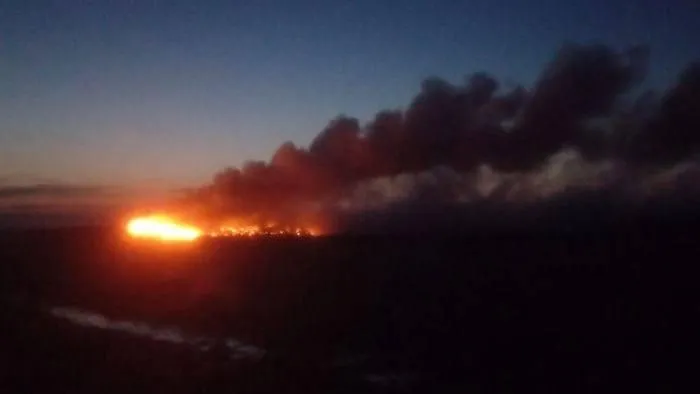 В Калачинске после пожара на свалке люди жалуются что им нечем дышать Мусорный полигон загорелся ночью он находится всего в нескольких сотнях метров от жилых домов Во время пожара людей призывали оставаться в помещениях с закрытыми окнами и форточками использовать маски или влажные ткани при выходе на улицу Местные жители начали жаловаться что им буквально нечем дышать Передвижная лаборатория зафиксировала превышения вредных веществ в воздухе сероводород до 1 37 раза диоксид азота в 2 раза Превышения нашли как рядом со свалкой так и в селе Глуховка МЧС тушением свалок не занимается пожар пытаются остановить бульдозерами засыпая мусор грунтом