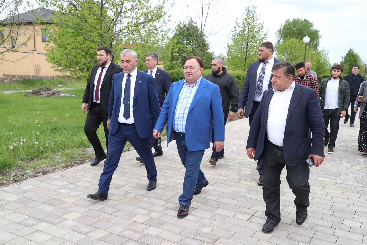 Благоустройство Аллеи Победы в Магасе завершается. Это место станет главной площадкой празднования 9 мая. Вместе с и.о. мэра Магаса Мусой Тимурзиевым проверил ход работ. Требования к качеству выполнения работ очень высокие. Строители заверили, что работы будут проведены качественно и в срок. Наша задача – создать не только мемориал Памяти подвига советского народа в годы Великой Отечественной войны, но и место, где можно будет провести время с семьей и отдохнуть в комфортных условиях.