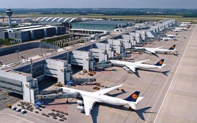 Аэропорт Мюнхена временно приостановил работу из за подозрительных наблюдений Свидетели сообщили о возможных дронах но полиция не подтвердила это Управление воздушного движения остановило обе ВПП на полчаса вечером и ещё раз около 23 00 Три рейса были перенаправлены один позже приземлился в Мюнхене Работа аэропорта полностью восстановлена Не удалось зафиксировать ни дроны ни подозрительных лиц заявил представитель Федеральной полиции vesti az