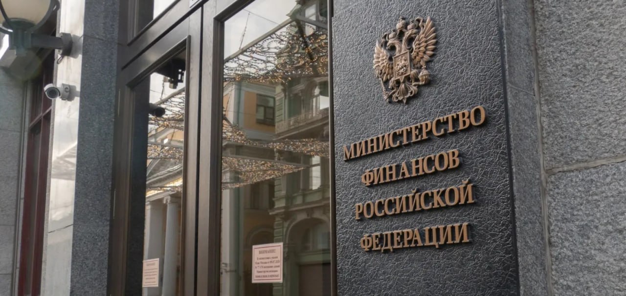 Первым трем регионам списали долги по бюджетным кредитам – это Алтайский край, Ставропольский край и Адыгея, сообщили в Минфине России. Ведомство заключило соглашения о списании задолженности в сумме 15,6 млрд рублей.   Списание произошло в том объеме, который регионы по факту направили на одобренные сферы. В их числе, к примеру, жилищно-коммунальное хозяйство, обновление общественного транспорта, развитие опорных населенных пунктов.    Российские регионы имеют возможность списать до двух третей задолженности по бюджетным кредитам.