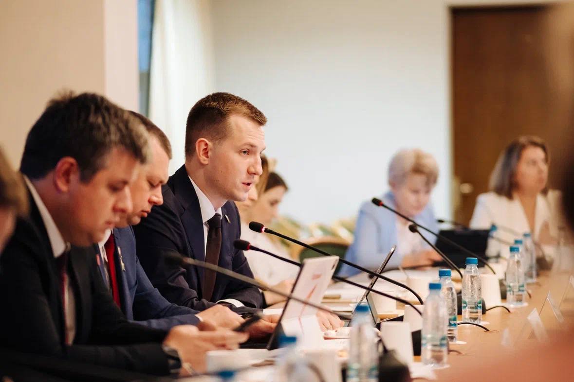 Сегодня на заседании комитета Государственной Думы по молодежной политике подвели итоги работы Движения Первых в первом полугодии 2025 года. В рамках заседания обсудили возможное расширение полномочий субъектов РФ для формирования инфраструктуры Движения, а также использование моделей наставничества, разработанных Движением в региональных практиках. Рассказал членам Комитета о развитии Движения Первых. Сегодня Движение – это более 12,4 млн человек. Во всех 89 субъектах открыто более 51 тысячи первичных отделений. До конца текущего года мы охватим первичками практически все школы, колледжи и вузы страны. Вместе с органами власти и партнерами мы реализуем Грантовый конкурс Движения, летнюю оздоровительную кампанию, Конкурс первичных отделений и другие мероприятия. Хочу поблагодарить зампреда Госдумы Бориса Чернышова, главу комитета по молодёжной политике Артёма Метелева, главу комитета по развитию гражданского общества Яну Лантратову, депутатов, коллег из Росмолодёжи, Минобрнауки и Минпросвещения за системное взаимодействие и совместные результаты. Хочу сказать спасибо всем членам команды Движения Первых за информативные доклады. Продолжаем Движение!