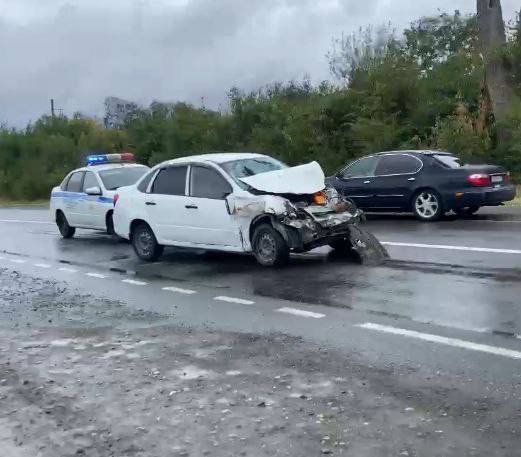 В Северной Осетии на автодороге Архонка БМК Хумалаг произошло ДТП в котором пострадали четыре человека включая ребенка Отмечается что столкнулись две машины одна из них Лада гранта за рулем которой была женщина 37 лет и Газель под управлением 68 летнего водителя Установлено что водитель а м Газель совершая разворот в сторону г Беслана не предоставил преимущество в проезде и совершил столкновение с а м Лада Гранта которая двигалась со стороны г Беслана сообщает пресс служба госавтоинспекции республики В результате дорожно транспортного происшествия водитель а м Лада Гранта и пассажир ребенок 2018 г р а также две пассажирки а м Газель 1974 и 1986 гг р были доставлены в медицинское учреждение region15 ru