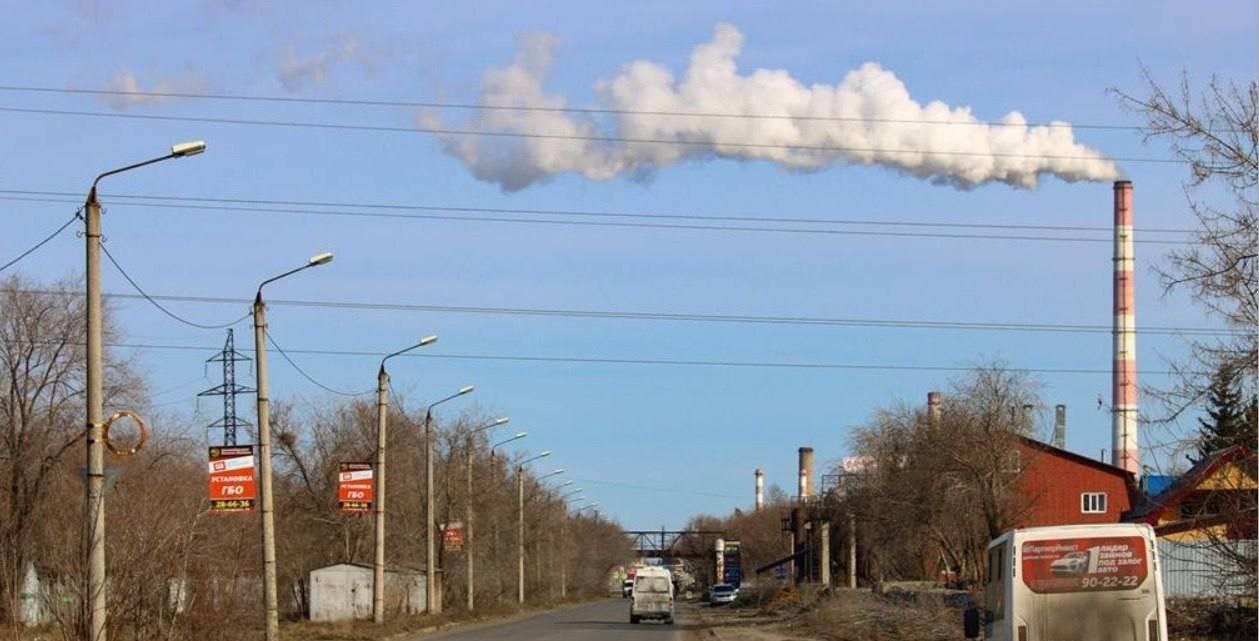 В Омске объявлен режим НМУ первой степени опасности По данным Обь-Иртышского УГМС, с 9 вечера 7 июля до 8 утра 8 июля в городе и области ожидаются неблагоприятные погодные условия, которые помешают рассеиванию вредных примесей в воздухе. В этот период концентрация загрязняющих веществ может превысить норму. Жителям рекомендуют по возможности сократить время пребывания на улице в вечерние и утренние часы, особенно людям с заболеваниями дыхательных путей. Также советуют пить больше воды и избегать физической нагрузки на воздухе. Напомним, во время НМУ предприятия обязаны снижать выбросы вредных веществ в атмосферу. Подписаться Прислать новость